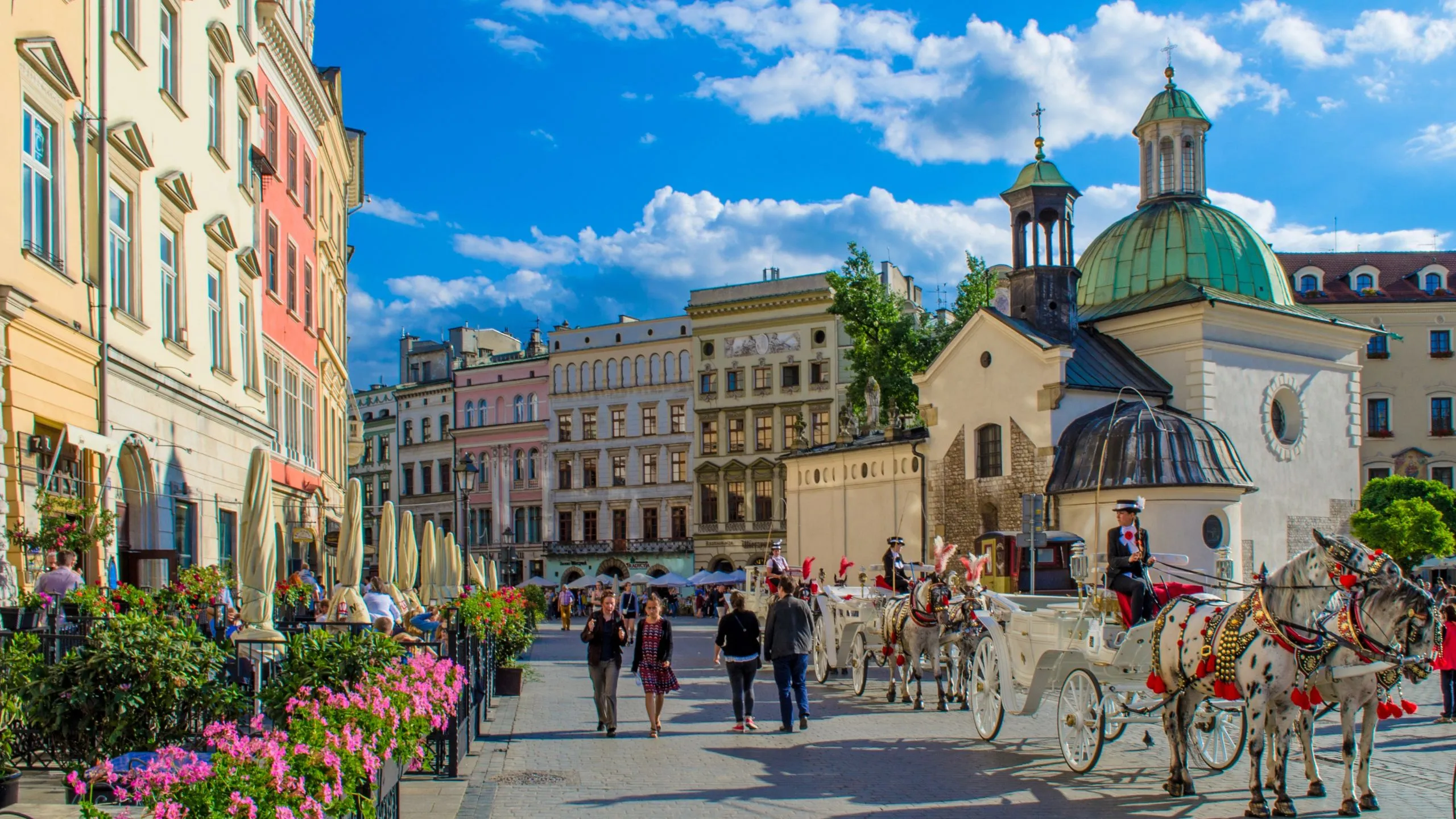 Rynek w Krakowie i dorożki - plan zwiedzania miasta